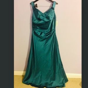 BRAND NEW Formal dress (prom)
